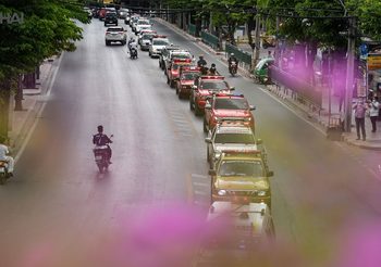 ขบวนรถเปิดไซเรน ร่วมอาลัย ‘น้องพอส’ เสียชีวิตขณะปฏิบัติหน้าที่
