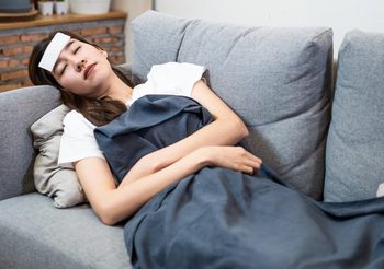 วิธีบรรเทาอาการ ไข้สูงหลังฉีดวัคซีนโควิด19 ด้วยตัวเองที่บ้าน