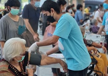 สธ. ลดวิกฤตเสียชีวิต เร่งปูพรมฉีดวัคซีนผู้สูงวัยเต็มที่ เปิดให้ผู้สูงอายุ 60 ปีขึ้นไป ลงทะเบียนฉีดวัคซีนเพิ่มได้ ตั้งแต่จันทร์ที่ 12 ก.ค.นี้  ผ่าน 4 ค่ายมือถือ AIS, TRUE, dtac, NT พร้อมเริ่มฉีดตั้งแต่ 16-31 ก.ค. ณ ศูนย์ฉีดวัคซีนกลางบางซื่อ