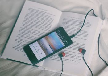 ฟังเพลงในขณะที่อ่านหนังสือ ทั้งสองสิ่งทำไปพร้อมๆ กันแล้วจะดีมั้ย?