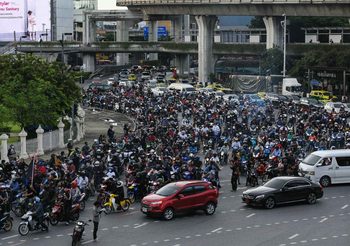 ตร.แจงเหตุปะทะที่แยกดินแดง ตร.เจ็บ 4 นาย จับกุมผู้ชุมนุมได้ 3 ราย