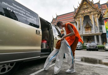 พระสงฆ์ลุกมาสวม PPE ออกตรวจโควิดเชิงรุกให้ชุมชน