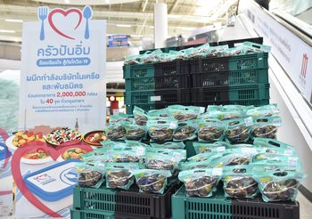 โลตัส จับมือเครือข่ายพันธมิตร มูลนิธิ กลุ่มจิตอาสา และองค์กรสื่อกว่า 100 หน่วยงาน ร่วมแจกอาหาร 2,000,000 กล่อง