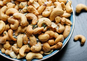 9 ประโยชน์ เม็ดมะม่วงหิมพานต์ ของว่างกินเล่นดีต่อสุขภาพ