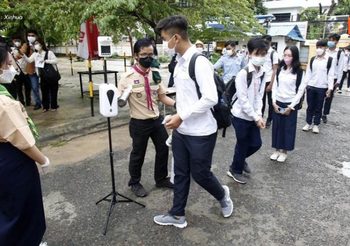 กัมพูชาแจก ‘ชุดอุปกรณ์เรียนที่บ้าน’ 7 แสนกว่าชุด ช่วยเด็กช่วงโควิด-19