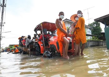 อ.บ้านหมี่ จ.ลพบุรี ระดับน้ำยังคงท่วมสูง