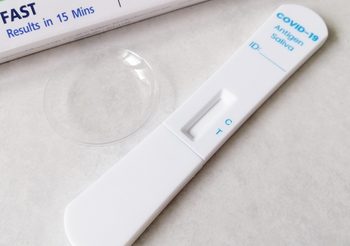 ตรวจน้ำลายหาเชื้อโควิด-19 ให้ผลเชื่อถือได้แค่ไหน? ข้อดีการตรวจโควิดจากน้ำลาย