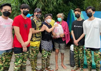 ดร.โก้ ควงไฮโซเพชร ชูชัย รวมพลร่วมใจช่วยภัยน้ำท่วม