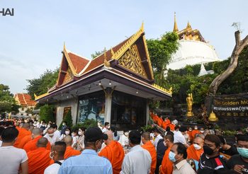 ประชาชน ร่วมตักบาตรเทโวโรหณะ ออกพรรษา วัดสระเกศฯ
