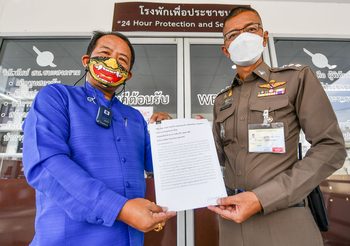 ‘ศรีสุวรรณ’ แจ้งความเอาผิดกลุ่มทะลุฟ้า กรณีชักธงแดงขึ้นยอดโดมธรรมศาสตร์
