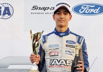 ‘เติ้น’ นักแข่งดาวรุ่งไทย โชว์ฟอร์มคว้าแชมป์ศึก F4 British Championship สนาม 29