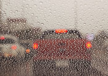 7 ข้อควรรู้ ในการเปิดสัญญาณไฟที่ถูกต้องขณะฝนตก ไม่ควรเปิดไฟฉุกเฉิน!