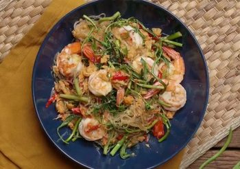 วิธีทำ วุ้นเส้นผัดกระเฉดกุ้งสด เมนูอร่อยที่ไม่ควรพลาด