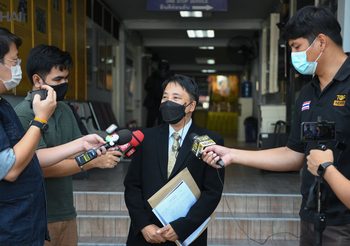 ‘พุทธะอิสระ’ มอบหมายทนาย แจ้งความ ‘รุ้ง’ พร้อมแกนนำราษฎร