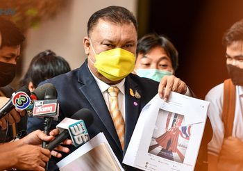 “สนธิญา” ฟ้อง “แอนชิลี” นางงาม  ปมภาพเหยียบธงชาติไทย