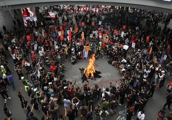 ประมวลภาพ ม็อบ 14 พฤศจิกา – ยื่นหนังสือสถานทูตเยอรมัน