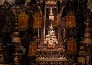 นทท. กราบไหว้ขอพร “พระแก้วมรกต-เจ้าพ่อหลักเมืองฯ”