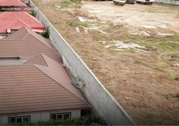 สั่งรื้อกำแพงสูงมิดหลังคาบ้าน หมู่บ้านใน จ.กาญจนบุรี ภายใน 15 วัน
