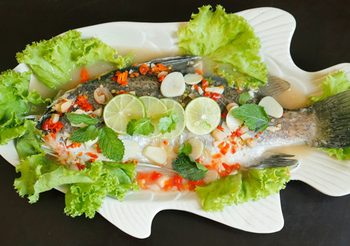 สูตร ปลากะพงนึ่งมะนาว เปรี้ยวเผ็ดแซ่บกลมกล่อม รสน้ำยำซึมเข้าเนื้อปลา อร่อยทุกคำ