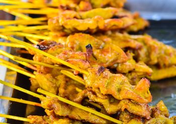 วิธีทำ หมูสะเต๊ะ สูตรโฮมเมด หอมเครื่องเทศสุดพลัง หมูนุ่มหอมมัน