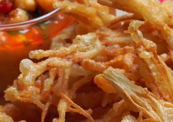 สูตร ยำเห็ดเข็มทองทอดกรอบ เมนูยำรสเด็ดที่ไม่ควรพลาด