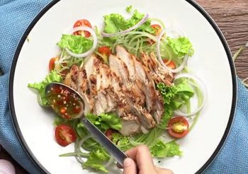 สูตร ยำอกไก่ย่าง เมนูสุขภาพแซ่บๆ แบบคลีนๆ