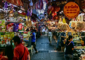 สำรวจ “ตลาดเยาวราช” จับจ่ายก่อนเทศกาลตรุษจีน
