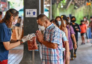 ‘วัดท่าไม้’ แจกเนื้อหมูฟรี 1,000 กก. พร้อมผักปลอดสารพิษ