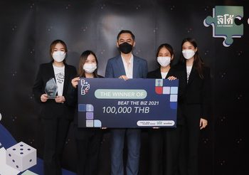 คุณจี๊บ เทพอาจ ตบรางวัลให้ทีม PANGPAO ชนะประกวด Beat the Biz 2021 โดย CEO Chula