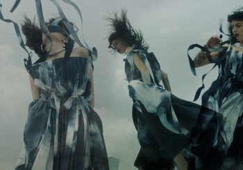 Storm Chasing ภาพยนตร์โฆษณาคอลเลกชั่นฤดูใบไม้ผลิและฤดูร้อน 2022 จาก Alexander McQueen