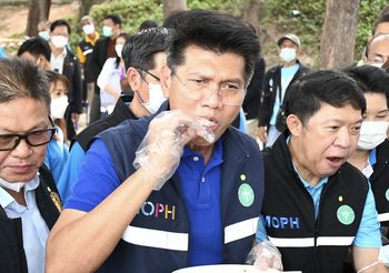 “สาธิต” โชว์ทานอาหารทะเลระยอง ย้ำปลอดภัยกินได้