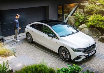 Mercedes-AMG EQE คอมแพ็คซีดาน EV สุดล้ำ สมรรถนะระดับซูเปอร์คาร์ 677 แรงม้า