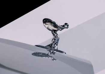 Rolls-Royce อัปเกรด Spirit Of Ecstasy ครั้งใหม่ ต้อนรับรถยนต์ไฟฟ้ารุ่นแรกของแบรนด์