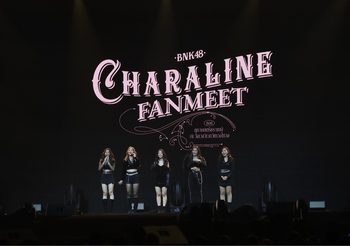 แก้ว – ตาหวาน – น้ำหนึ่ง – เนย และ อร วง BNK48 เปิดภาพบรรยากาศ ‘BNK48 Charaline 1st Fanmeet’ สุดประทับใจ ภายใต้ชื่อตอน สุภาพสตรีชราเทพี ณ วังเวงวิเวกวิเหวงโหวง