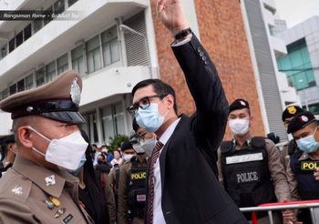 ‘รังสิมันต์ โรม’ เข้าพบ ตร. หลังถูกออกหมายจับคดีมูลนิธิป่ารอยต่อฯ