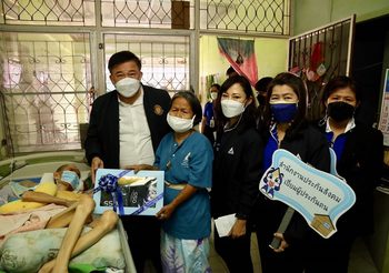 รมว.สุชาติ’ ห่วงผู้ประกันตนทุพพลภาพ ส่ง ‘คณะที่ปรึกษา’ ‘รอง สปส.’ ลงพื้นที่ให้กำลังใจถึงบ้านที่นนทบุรี