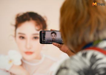 กระติกร่ำไห้ หน้ารูปถ่าย “แตงโม นิดา” วางช่อดอกไม้ร่วมพิธีไว้อาลัย