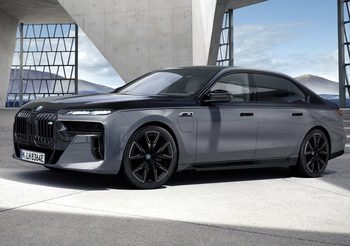 BMW M760e xDrive ยนตกรรมปลั๊กอินไฮบริดสมรรถนะสูงรุ่นแรกของ M Performance
