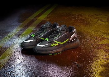 KAWASAKI ZX ถ่ายทอดเส้นสายซูเปอร์ไบค์สู่สนีกเกอร์รุ่นพิเศษจาก Adidas