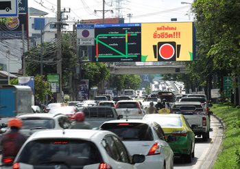 “ครั้งแรก! ที่โฆษณาบนท้องถนนจะตอบสนองกับสภาพการจราจรและสภาพอากาศของกรุงเทพแบบเรียลไทม์”