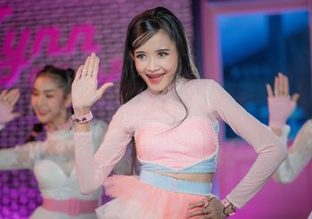 หวนคิดถึงวัยเด็ก “เฟื่องฟ้า วราพร” หยิบการละเล่นไทยใส่เพลง “ตะล็อกต๊อกแต๊ก”