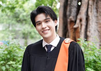 ‘สกาย-วงศ์รวี’ จบปริญญาตรีศิลปศาสตร์ม.ธรรมศาสตร์ครอบครัวเพื่อนๆนักแสดงร่วมแสดงความยินดี