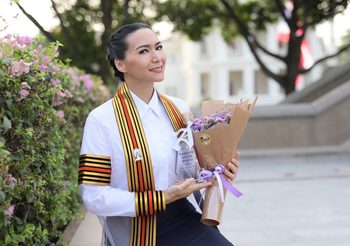“ลอร่า ศศิธร”  คว้ารางวัล “พิธีกรสร้างสรรค์ออนไลน์ยอดเยี่ยม”จาก  SIAMRATH   ONLINE AWARD  และเตรียมรับพระราชทานปริญญาบัตร ปริญญาโท นำความรู้ต่อยอดงานเพื่อสังคม