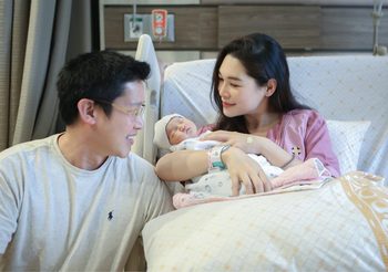 คุณแม่ป้ายแดง “ ปอ ณฐมน”  พิธีกร นักแสดง และอดีตนักร้องวงแจมป์  คลอดลูกสาว “พิพพราว” เมื่อวันที่ 1 พฤษภาคม 2022 เวลา 11.11 น.  สุดปลื้ม ถอดแบบคุณพ่อมาเป๊ะ