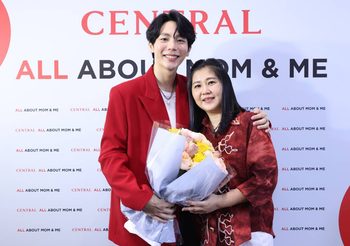 อัพ ภูมิพัฒน์ ควงคุณแม่ส่งต่อความสุขผ่านการให้ ฉลองวันแม่ในงาน Central Mother’s Day 2022