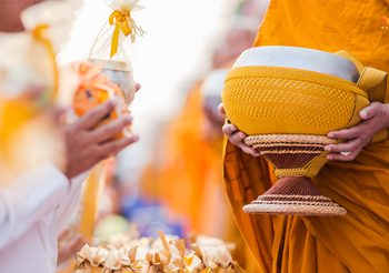 ทำบุญเสริมดวง ให้ตรงจุด หนุนดวงให้ดี พาให้ชีวิตรุ่งโรจน์ แบ่งตาม 12ราศี