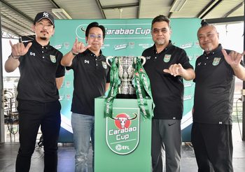 “คาราบาวเเดง” ระเบิดศึกทัวร์นาเมนต์ฟุตบอล 7 คน ครั้งประวัติศาสตร์ของไทย พา”เเชมป์ไปดูแชมป์”  บินลัดฟ้าชมศึก “คาราบาวคัพ” ถึงอังกฤษแบบยกทีม!!