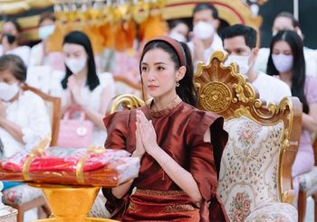 เบลล่า ทอดกฐินสามัคคี วัดพระยาสุเรนทร์ ยอดรวมกฐินกว่า 1.7 ล้านบาท