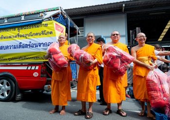 วัดพระธรรมกาย มูลนิธิธรรมกาย ส่งมอบถุงยังชีพ 5,000 ชุด ช่วยผู้ประสบภัยน้ำท่วม 7 จังหวัด