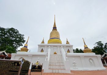 วัดพระบรมธาตุสวี 1 ใน 4 จตุธรรมธาตุแห่งท้องทะเลอ่าวไทย
